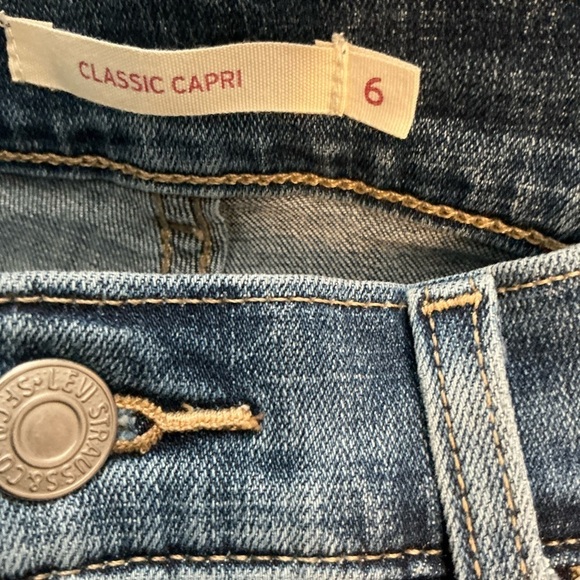 Levi classic faded capris - Picture 2 of 9